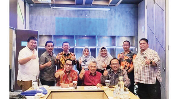 KOPUS Melangkah Lebih Jauh, Menyongsong Era Baru Koperasi Serba Usaha 1 FORUM PERUBAHAN AD/ART— H. Basril Djabar (Ketua KOPUS), didampingi Widya Navies (Wakil Ketua) dan jajaran pengurus KOPUS saat menghadiri Forum Pembahasan Perubahan AD/ART yang sarat semangat pembaharuan dan visi kemajuan.