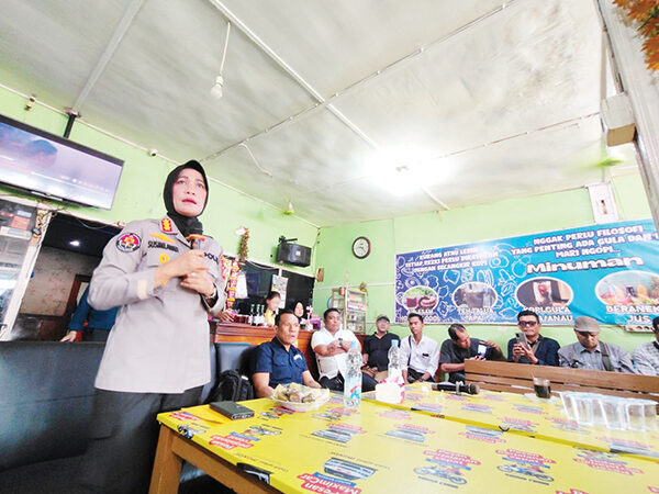 Silaturahmi dengan Puluhan Wartawan, Kabid Humas Polda Sumbar Dorong Insan Pers jadi Pencerah bagi Masyarakat 1 DIALOG—Kabid Humas Polda Sumbar Kombes Pol Susmelawati saat berdialog dengan puluhan wartawan dalam kegiatan silaturahmi.