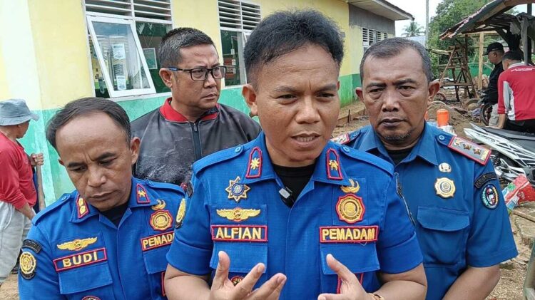 WAWANCARA—Kadis Damkar Lima Puluh Kota Alfian, saat diwawancarai oleh wartawan