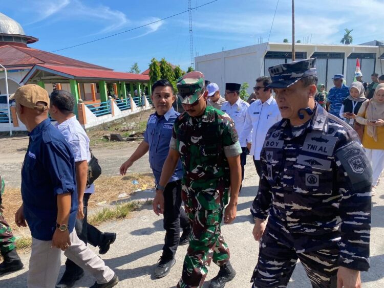 Kapoksahli Kodaeral II Hadiri Pembukaan TMMD ke-126 1 PENINJAUAN LOKASI TMMD— Kepala Kelompok Staf Ahli atau Kapoksahli Kodaeral II Kolonel Laut (P) Jan Lucky Boy S.,S.E.,M.Tr.Hanla. M.M., saat menuju lokasi pembukaan TMMD.