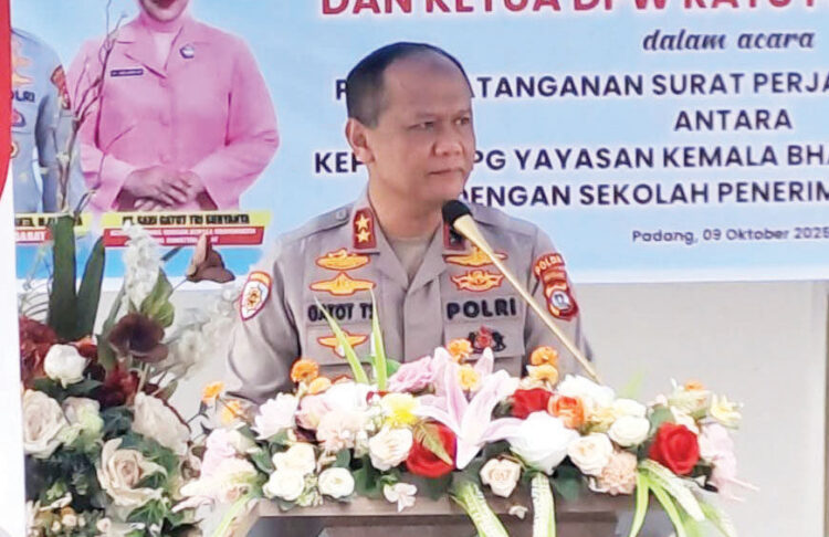Teken Kerja Sama SPPG Kemala Bhayangkari, Kapolda Pastikan Program Makan Sekolah Aman, Sesuai Standar 1 SAMBUTAN— Kapolda Sumbar Irjen Pol Gatot Tri Suryanta, memberikan sambutan saat menghadiri penandatanganan kerja sama antara Satuan Pelayanan Pendidikan dan Gizi (SPPG) Yayasan Kemala Bhayangkari dengan sekolah-sekolah penerima manfaat di Lolong, Kecamatan Padang Utara, Kamis (9/10).