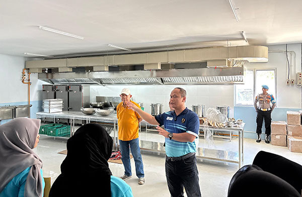 SPPG Alai Polda Sumbar Siap jadi Role Model Pengelolaan Pangan Sehat dan Profesional, Irjen Pol Gatot: Dipastikan Memenuhi Standar Gizi, Higienis dan Aman 1 MENINJAU— Kapolda Sumbar Irjen Pol Gatot Tri Suryanta saat meninjau kesiapan pengoperasian SPPG Alai di bawah naungan Yayasan Kemala Bhayangkari.