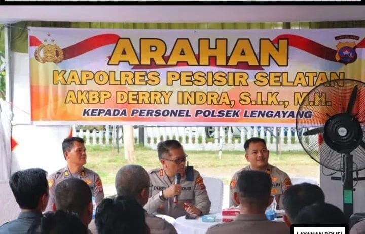 KUNJUNGI POLSEK— Kapolres Pessel  AKBP Derry Indra, memberikan arahan saat saat melakukan kunjungan di tiga Polsek wilayah hukum Polres Pessel.