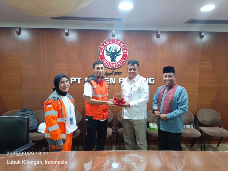 KOLABORASI PENGENDALIAN SAMPAH— Kepala Unit Komunikasi & Kesekretariatan, Ilham Akbar, menyerahkan cenderamata kepada Kapusdal LH Wilayah Sumatera Kementerian LH, Zamzami, usai membahas kolaborasi untuk mengendalikan sampah di Danau Singkarak.