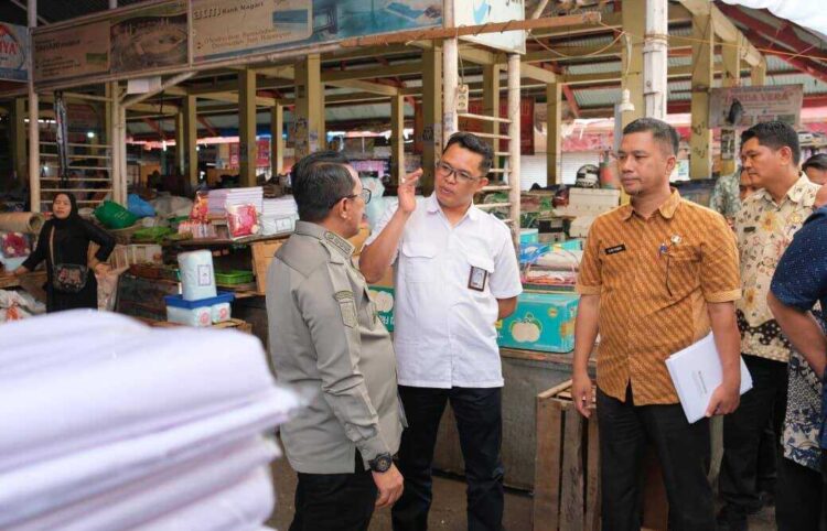 KUNJUNGAN LAPANGAN— Bupati Tanahdatar Eka Putra mendampingi Kasatker Kementerian PU saat melakukan kunjungan lapangan ke pasar Serikat C Batusangkar.