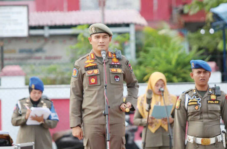 APEL GABUNGAN— Kepala Satpol PP Kota Padang Chandra Eka Putra, memberi arahan kepada seluruh personel untuk menjauhi judol, saat kegiatan apel gabungan di lingkungan Satpol PP Kota Padang, Selasa (21/10).