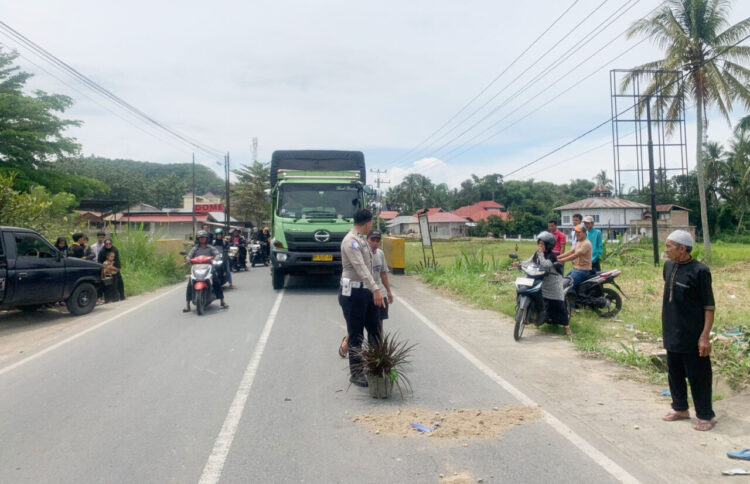 KECELAKAAN— Personel Satlantas Polres Payakumbuh melakukan olah TKP kecelakaan yang menewaskan pengendara sepeda motor.