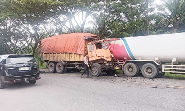 Truk Batu Bara Ringsek Seruduk Pantat Truk Tangki, Sopir Luka Ringan 1 KECELAKAAN— Kondisi truk bermuatan batu bara dan truk tangki yang mengalami kecelakaan di Nagari Gunung Medan, Keacamatan Sitiung.