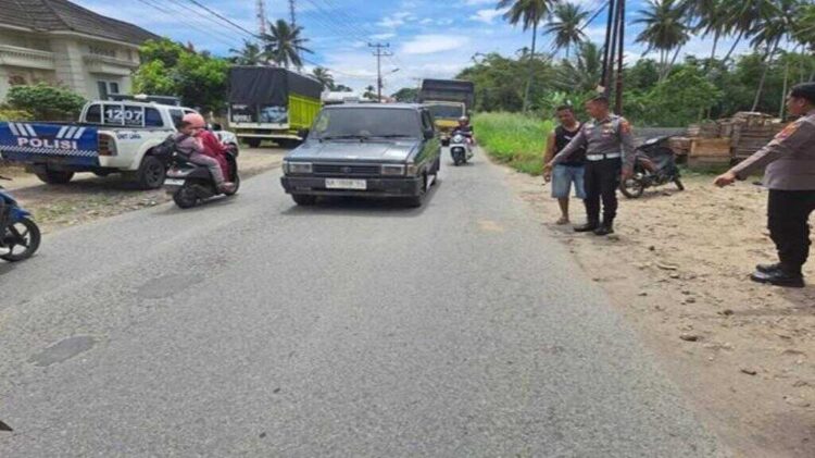 Jatuh Disenggol Mobil, Suami Tewas, Istri Luka-luka 1 KECELAKAAN– Polisi melakukan olah TKP dan mengamankan kendaraan yang terlibat kecelakaan di Jalan Tan Malaka, Nagari Koto Baru Simalanggang. Insiden itu menewakan satu orang.