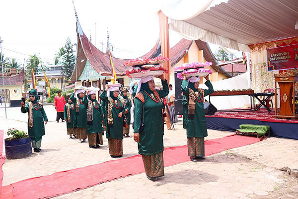 Satu Nagari Satu Event, Peran Rang Mudo dan Puti Bungsu Menjadi Kunci dalam Menjaga Kesinambungan Tradisi 1 MAANTA PABUKOAN— Tradisi Maanta Pabukoan, merupakan kebiasaan masyarakat yang dilakukan setiap pertengahan bulan Ramadhan.