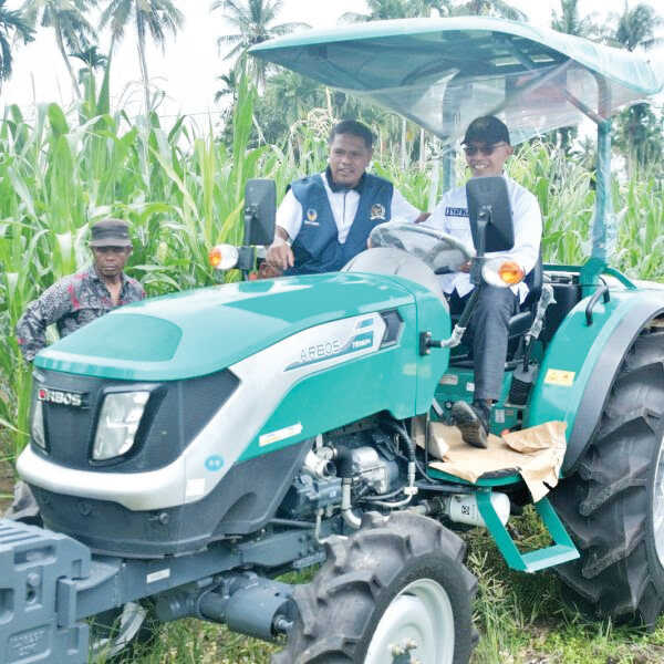 BANTUAN ALSINTAN— Bupati Agam, diwakili Asisten III Setda Agam, Syatria dampingi Anggota DPR RI, Cindy Monica Salsabila Setiawan SM, salurkan bantuan alsitan kepada kelompok tani, di Pulai, Kecamatan Lubuk Basung, Rabu, (29/10).
