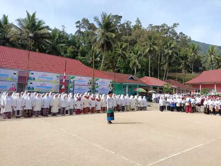 Wako Riyanda Pimpin Upacara, Kemenag Peringati Hari Santri Nasional 1 PIMPIN UPACARA— Wako Sawahlunto Riyanda Putra memimpin upacara peringatan Hari Santri Nasional yang jatuh pada Rabu (22/10).
