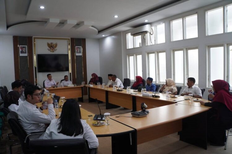 AUDIENSI—Kementerian Koordinator Bidang Politik, Hukum, dan Keamanan (Kemenko Polkam) saat audensi dengan Pemko Padang Panjang, dipimpin Asisten Deputi Koordinasi Perlindungan Data dan Transaksi Elektronik, Syaiful Garyadi.