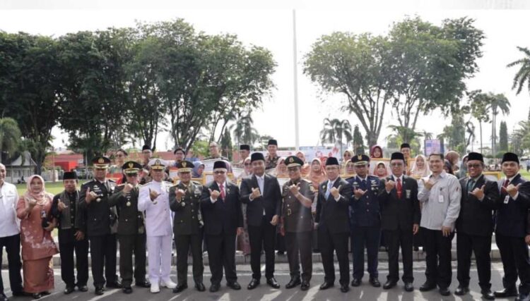 UPACARA— Ketua DPRD Sumbar, Muhidi berama Forkopimda usai upacara peringatan Hari Sumpah Pemuda ke-97, di halaman Kantor Gubernur Sumbar, Selasa (28/10).