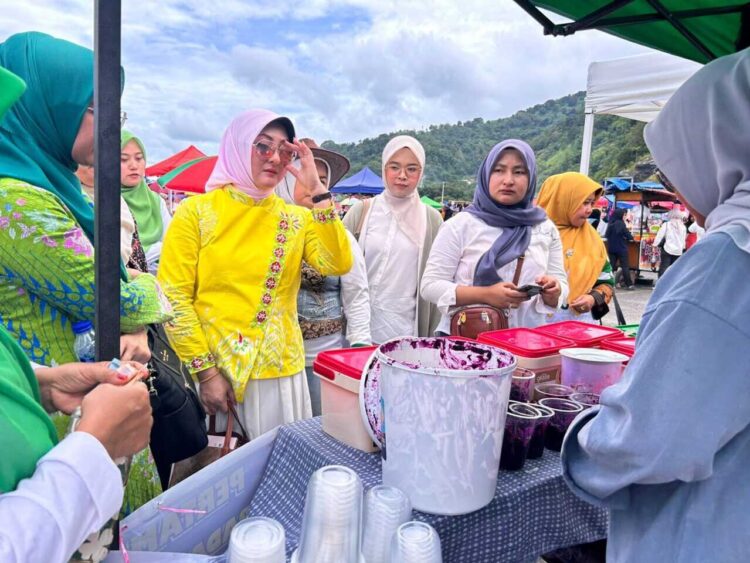 Ketua Dekranasda Dukung UMKM di Arena Pacu Kuda Gubernur Cup III