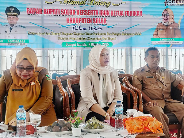 Pemkab Solok Perkuat Program Prioritas 1 OPTIMALISASI POTENSI DAERAH—Ketua Forikan Kabupaten Solok, Ny. Nia Jon Firman Pandu menghadiri rapat yang membahas penyusunan rekomendasi dan langkah konkret guna mengoptimalkan potensi sumber daya perikanan dan pangan daerah.