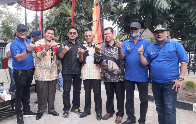 PELANTIKAN— Ketua LPM Kelurahan Mata Air Zakiruddin bersama Ketua DPD LPM Kota Padang Irwan Basir Datuk Rajo Alam, Ketua DPC LPM Padang Selatan Akhiruddin usai pelantikan, Sabtu (11/10) lalu di kantor Camat Padang Selatan.