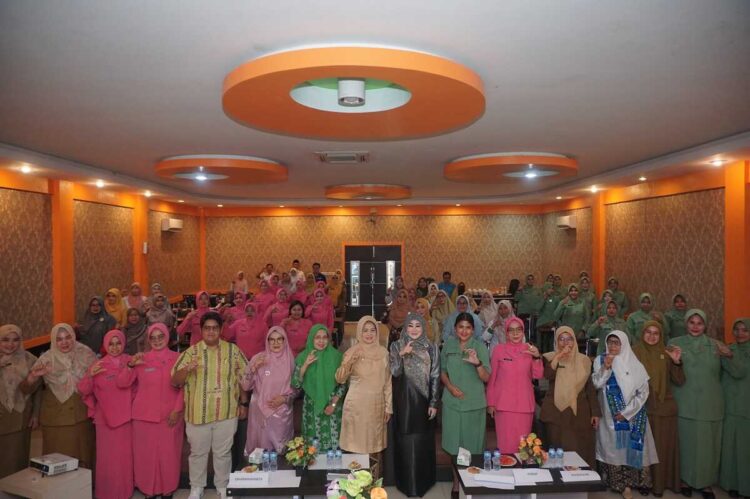 Ketua TP PKK Kabupaten Pesisir Selatan Lisda Hendrajoni. Ia mengajak seluruh perempuan di daera