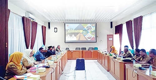 Pastikan Program Pembangunan Tepat Sasaran, Komisi II DPRD Agam Evaluasi Kinerja OPD 1 EVALUASI KINERJA OPD— Dalam rangka menjalankan fungsi pengawasan dan evaluasi terhadap jalannya program pembangunan daerah, Komisi II DPRD
Kabupaten Agam, menyelenggarakan kegiatan evaluasi kinerja OPD, Senin (20/10) di ruang rapat aula I DPRD Agam.