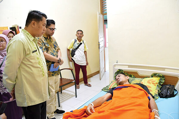 TINJAU—
 Sekda Agam Mhd. Lutfi saat meninjau pasien keracunan MBG di RSUD Lubuk Basung, Kamis (2/10).