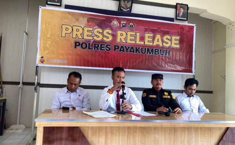 Hasil Penyelidikan dan Investigasi Labfor Kebakaran Pasar Payakumbuh, Dipicu Nyala Api Terbuka, Iptu Andrio: Bukan karena Korsleting Listrik 1 KONFRENSI PERS— Kasat Reskrim Polres Payakumbuh, Iptu Andrio Surya Putra Siregar didampingi Kasi Humas AKP Satria Rudi saat konfrensi pers terkait hasil penyelidikan penyebab kebakaran Pasar Payakumbuh.