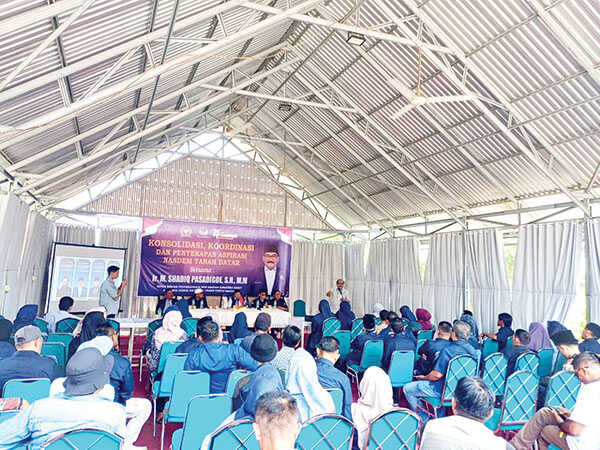 SERAP ASPIRASI— Anggota DPR RI Fraksi Partai NasDem, M. Shadiq Pasadigoe, menggelar kegiatan koordinasi, konsolidasi, dan penyerapan aspirasi bersama simpatisan serta kader Partai NasDem, di Aula Syekh Muhammad Said, Parak Jua, Batusangkar, Selasa (21/10).