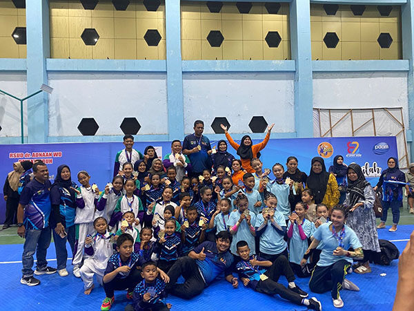 Kontingen Senam Payakumbuh Berhasil Pertahankan Juara Umum 1 JUARA UMUM— Kontingen Senam Payakumbuh foto bersama usai berhasil pertahankan juara umum Kejuaraan Provinsi (Kejurprov) Gymnastics Sumatera Barat.