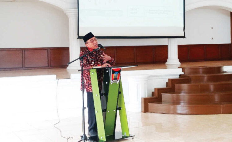 SEMINAR KESIAPSIAGAAN— Wawako Maigus Nasir saat membuka Seminar Latihan Kesiapsiagaan Menghadapi Gempa Bumi Berpotensi Tsunami di Kota Padang, yang dilaksanakan di Palanta Rumah Dinas Wali Kota Padang, Kamis (16/10).