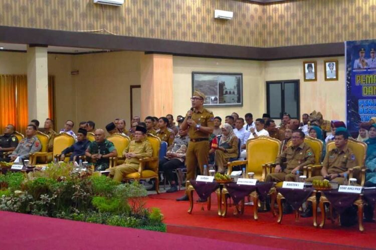 PAPARAN—Lurah Koto Tangah, Khalid Zamri, menyampaikan paparan inovasi dan program unggulan kelurahan di hadapan Tim Penilai Nasional .