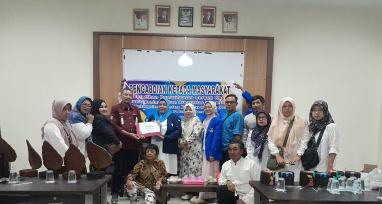 Limbah Serbuk Kayu Disulap Jadi Karya Bernilai, Kreativitas Keluarga Disabilitas Menggeliat di Padang Panjang 1 HASIL KARYA— Keluarga penyandang disabilitas di Kota Padang Panjang saat melihatkan hasil karya yang dibuat, limbah serbuk kayu disulap jadi karya bernilai.