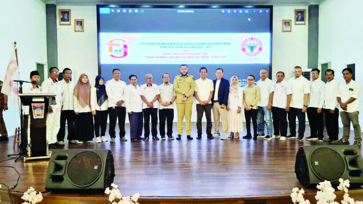 PENGUKUHAN PENGURUS— Wali Kota Padang Fadly Amran menghadiri pelantikan pengurus Persatuan Jurnalis Keterbukaan Informasi Publik (PJKIP) Kota Padang, di Gedung Youth Center Bagindo Aziz Chan, Senin (6/10).