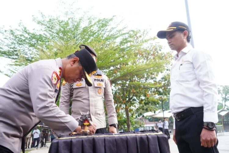 Kapolda Sumbar Kukuhkan Satkamling Digital di Tanah Datar 1 SATKAMLING DIGITAL— Kapolda Sumbar Irjen Pol Dr.Drs. Gatot Tri Suryanta menandatangani surat pengukuhan Satuan Keamanan Lingkungan (Satlinmas) Digital se-Tanah Datar, di lapangan Cindua Mato Batusangkar.