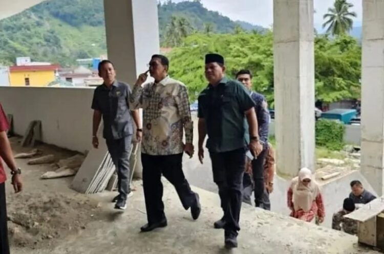 Telan Biaya Rp27 Miliar, Bangunan Pasar Inpres Painan Ditumbuhi Ilalang 1 KUNJUNGI PASAR INPRES— Bupati Pessel Hendrajoni, dan Ketua DPRD Pessel Darmansyah, kunjungi ke Paaar Inpres Painan, beberapa waktu lalu.