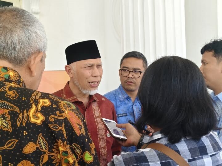 WAWANCARA—Gubernur Sumatera Barat Mahyeldi berikan keterangan pada wartawan saat diwawancarai.