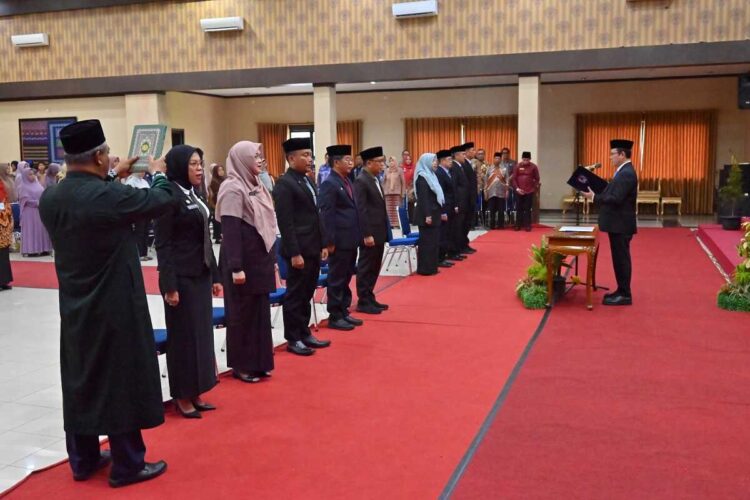 Wako Lantik 9 PPTP, Kurnaiwan Syahputra Jabat Kadis Kominfo Kota Payakumbuh 1 PELANTIKAN — Wali Kota Payakumbuh, Zulmaeta, saat melantik dan mengambil sumpah sembilan Pejabat Pimpinan Tinggi Pratama di Aula Ngalau Indah Balai Kota Payakumbuh.