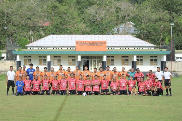 Laga Persahabatan Penuh Sportivitas, Soeltan Painan FC Libas Legendaris United Pekanbaru 5–2 1 LAGA PERSAHABATAN— Tim Soeltan Painan FC melakukan laga persahabatan melawan Legendaris United Pekanbaru, di Satdion GOR H. Ilyas Yakub, Rawang Painan, Kecamatan IV Jurai, Kabupaten Pesisir Selatan, Sabtu (11/10).