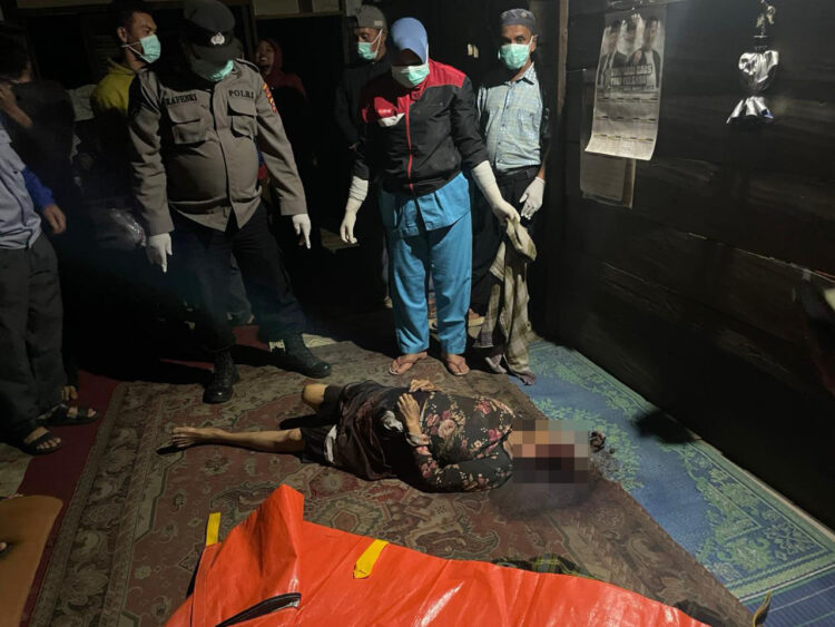 Wanita Lansia Ditemukan Tewas Membusuk 1 TEWAS MEMBUSUK—Polisi bersama petugas Puskesmas mengevakuasi jenazah wanita lansia yang ditemukan memusuk dalam rumahnya di Kecamatan Matur, Kabupaten Agam.