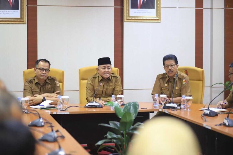 Libatkan Seluruh OPD, Wawako Pimpin Rapat Penyesuaian Perubahan Anggaran APBD 2025 1 ARAHAN— Wakil Wali Kota Solok, H.Suryadi Nurdal memberikan arahan saat memimpin Rapat Koordinasi bersama seluruh kepala Organisasi Perangkat Daerah (OPD) lingkup Pemko Solok, di Ruang Rapat Zarhismi Ajis, Lantai II Balaikota Solok.