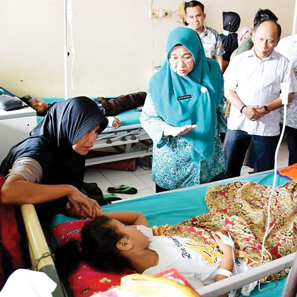 TINJAU— Sebanyak lima pasien masih dirawat di RSUD Lubuk Basung, Kabupaten Agam, pasca keracunan Makanan Bergizi Gratis (MBG) tiga hari lalu. Ketua Tim Penggerak PKK Kabupaten Agam, Ny Merry Benni Warlis langsung meninjau perkembangan kondisi pasien tersebut, Sabtu (4/10).