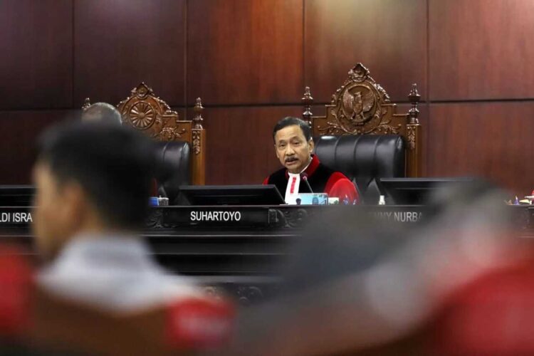 MK: Pemeriksaan dan Penahanan Jaksa Tak Perlu Lagi Seizin Jaksa Agung 1 BACAKAN PUTUSAN— Ketua Mahkamah Konstitusi Suhartoyo membacakan putusan dalam sidang
pleno di Gedung MK.