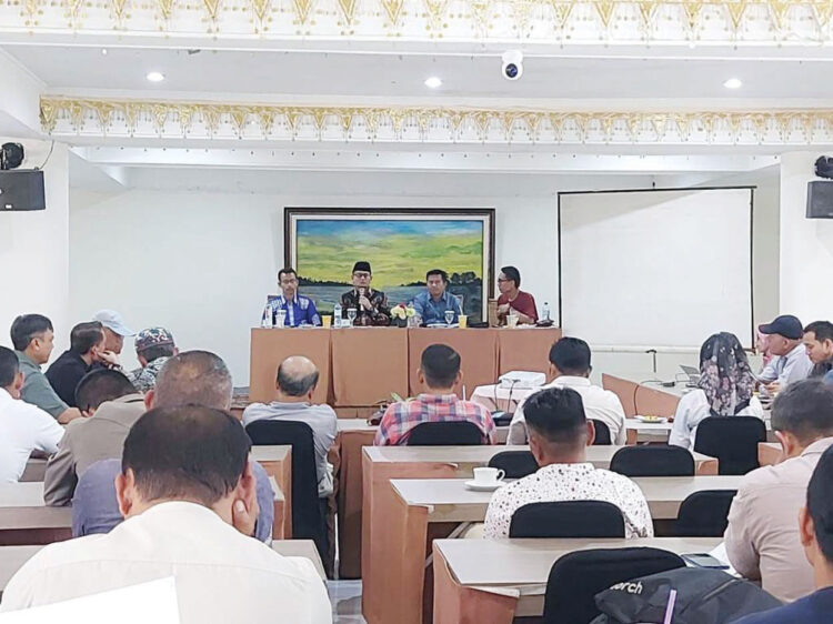 Terkendala Anggaran, MTQ ke-41 Sumbar Ditunda, Bukittinggi Tetap Siap jadi Tuan Rumah Terbaik 1 RAPAT KOORDINASI— Rapat koordinasi persiapan pelaksanaan MTQ Nasional ke-41 tingkat Sumbar Sabtu (11/10). Dalam rapat tersebut disampaikan bahwa MTQ ditunda pelaksanaannya pada 13 Desember mendatang setelah sebelumnya ditetapkan akan digelar
15 November.