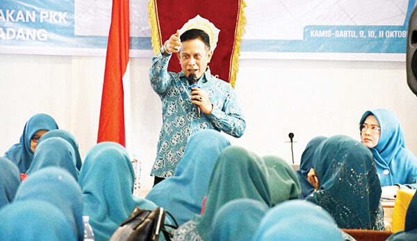 Malam Hingga Subuh Waktu Tak Ramah Anak, Ortu Wajib Antar Anak Ikut Smart Surau 1 PENUTUPAN BIMTEK— Kepala DP3AP2KB Kota Padang, Eri Sendjaya saat menutup kegiatan bimbingan teknis bagi pengurus PKK Kota Padang di salah satu hotel di Padang, Sabtu (11/10/2025).