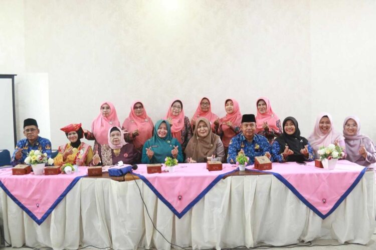 PERTEMUAN BULAN—Penasihat GOW Kota Solok, Ny. Ramadhani Kirana Putra, menghadiri pertemuan bulanan. Dalam kegiatan kali ini diisi dengan penyampaian materi oleh narasumber dari Ikatan Bidan Indonesia (IBI) Kota Solok.