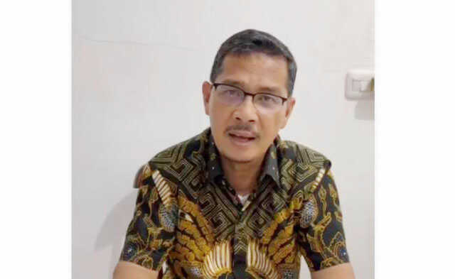 Klarifikasi Video Viral Dirinya Diamankan Warga, Mantan Bupati Dharmasraya Bantah Tuduhan Homo, Adi Gunawan: Saya akan Polisikan Pihak yang Menyebarkan Fitnah 1 LARIFIKASI— Mantan Bupati Dharmasraya Adi Gunawan memberikan klarifikasi terkait video viral dirinya diamankan warga di Kelurahan Air Tawar Barat, Kecamatan Padang Utara, Kota Padang.