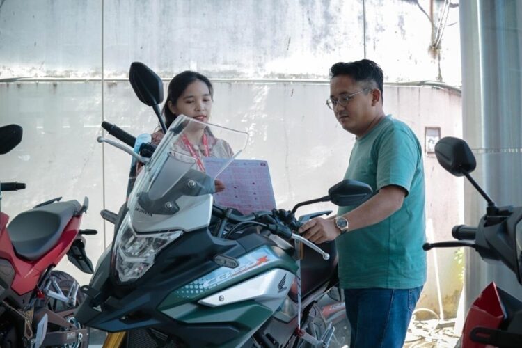 Promo Octo Fest di Menara Agung, Honda CB150X Diskon Rp 2,2 Juta 1 LAYANI KONSUMEN—Marketing PT Menara Agung melayani konsumen yang melakukan pembelian Honda New CB150X.
