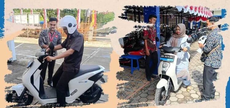 TEST RIDE—Konsumen PT Menara Agung melakukan test ride Honda EM1 e:.