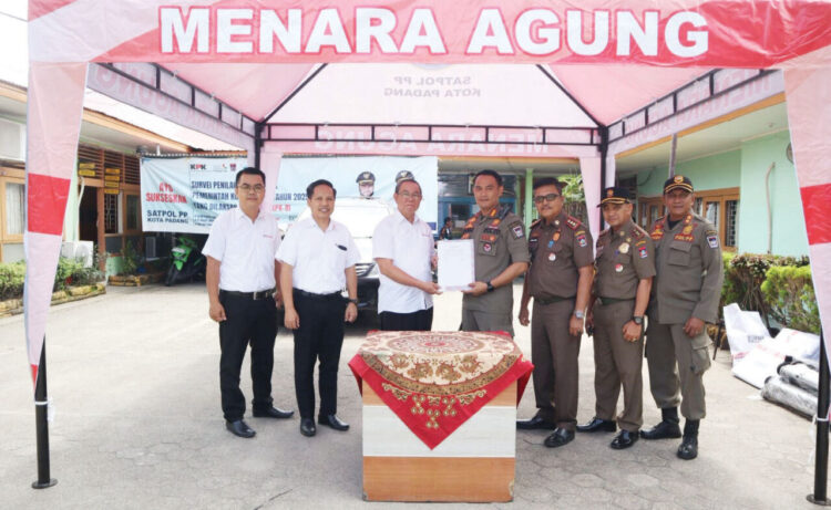 Dukung Kinerja Penegak Perda, Menara Agung Sumbangkan Tenda untuk Satpol PP Kota Padang 1 SERAHKAN TENDA— Pimpinan manajemen PT Menara Agung menyerahkan bantuan tenda kepada Kepala Satpol PP Padang Chandra Eka Putra, di halaman Mako Satpol PP, beberapa waktu lalu.