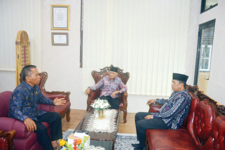 AUDIENSI— Sekda Kabupaten Agam Mhd Luthfi, audiensi dengan Zulkifli, Kepala SMA Negeri 2 Lubuk Basung, Kamis (9/10).