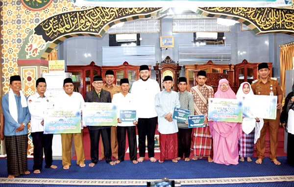 Anggaran TKD Dipotong Rp 400 Miliar di Tahun 2026, Wako Pastikan BPJS, LKS dan Baju Sekolah Gratis Dilanjutkan 1 PENYERAHAN DANA OPERASIONAL— Wali Kota Padang Fadly Amran menyerahkan dana operasional Triwulan III (Juni–September) bagi ketua RT dan RW, kader Posyandu, kader PAUD, imam masjid, guru TPQ/TQA dan MDTA se-Kecamatan Lubuk Begalung, di Masjid Darul Hikmah, Senin (27/10).