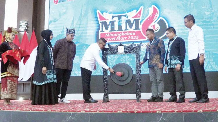 MINANGKABAU TRAVEL MART— Wako Bukittinggi, Ramlan Nurmatias, secara resmi membuka Minangkabau Travel Mart (MTM) ke-6. Kegiatan ini berlangsung di Balairung Rumah Dinas Wali Kota Bukittinggi, 
Rabu, (8/10)